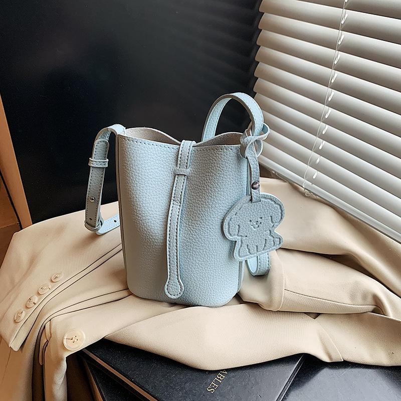 Korean Version of Fashion Mobile Phone Bag Crossbody Women's Bag 2025 New Simple Lychee Pattern Bucket Bag Versatile Shoulder Bag