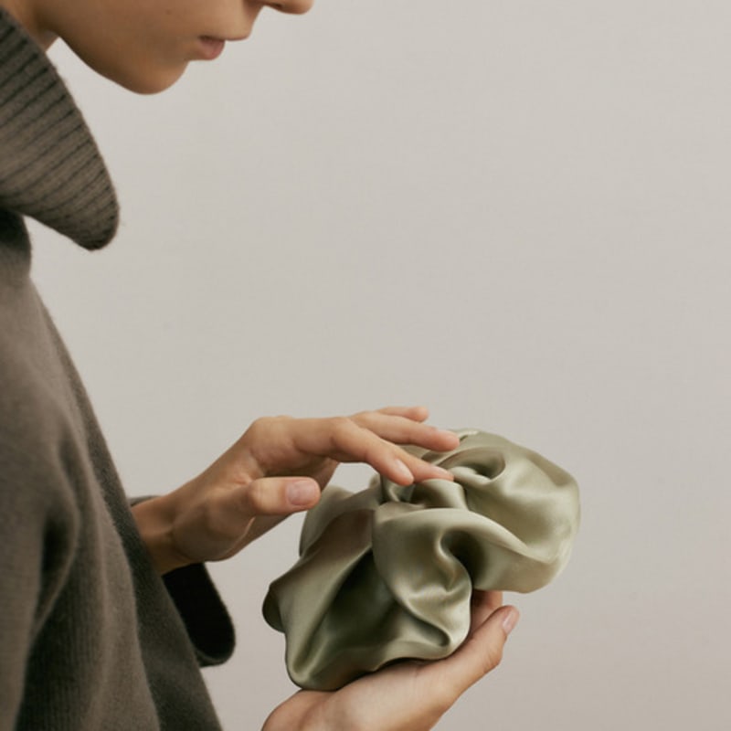 AVVINA PELLE Silk Scrunchie (L) - Pistachio