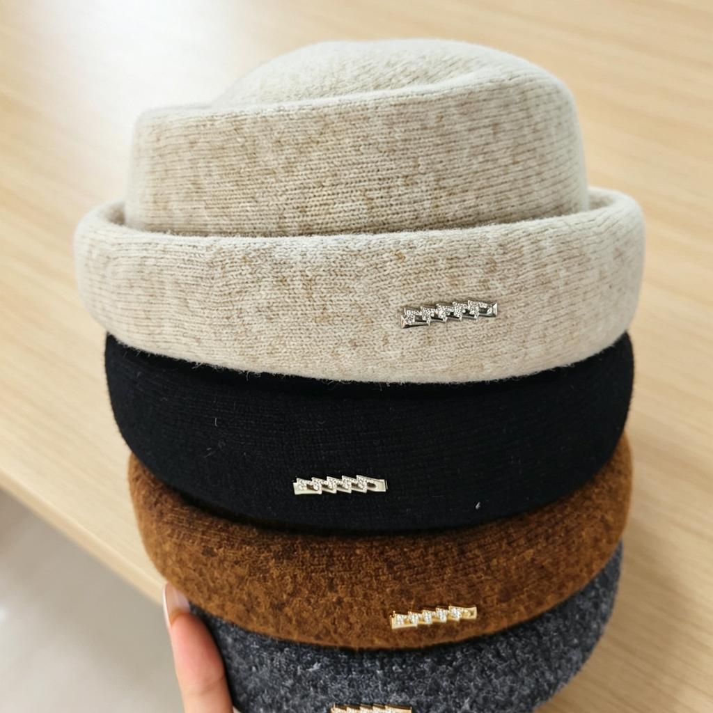 Knitted hat Flat top hat Women's autumn and winter versatile face small metal label retro simple casual hat