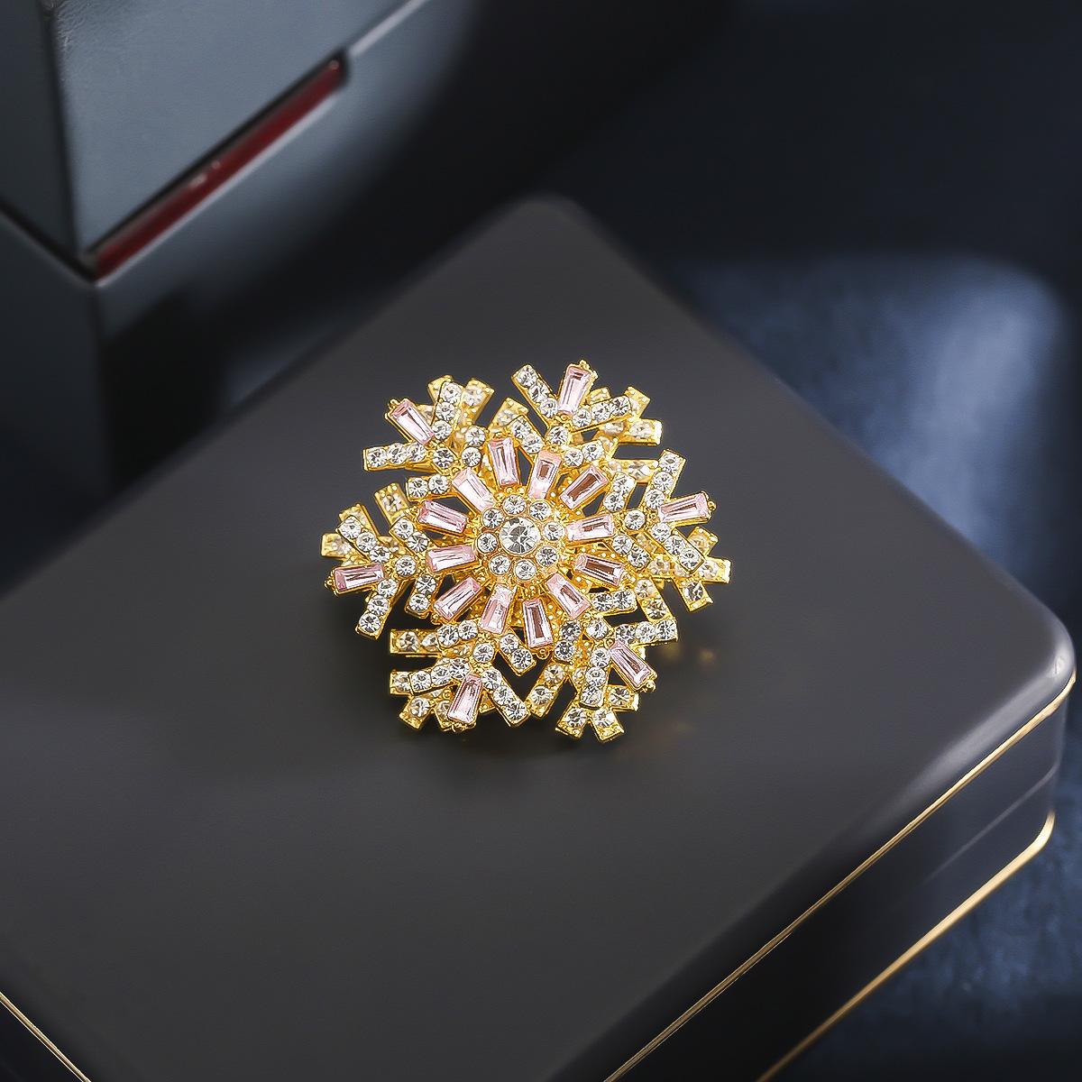 New high-end luxury rotating snowflake brooch fixed clothes pin suit gyro corsage accessories
