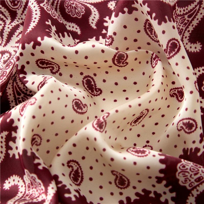 Écharpe Carrée Satinée Élégante pour Femme Rouge Vin Imprimé Noix de Cajou Protection Solaire