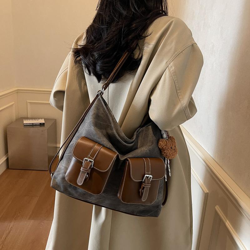 Stylish large-capacity tote bag, simple commuter locomotive bag, women's 2025 new college student class bag