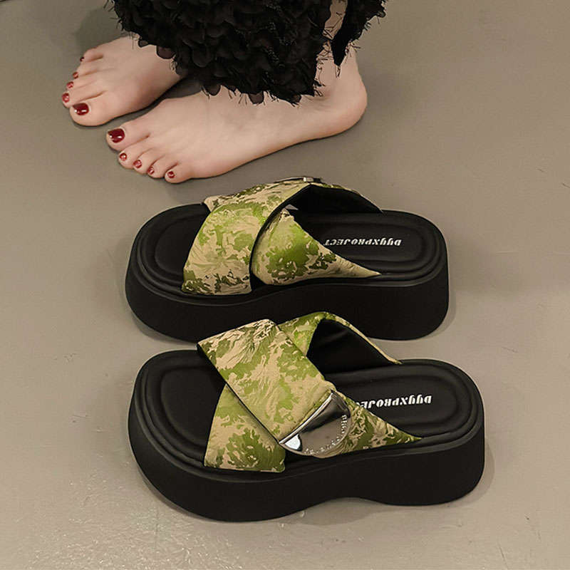 Small muffin thick-bottomed crossed slippers for women's outerwear 2025 summer new heightening one-word holiday beach sandals