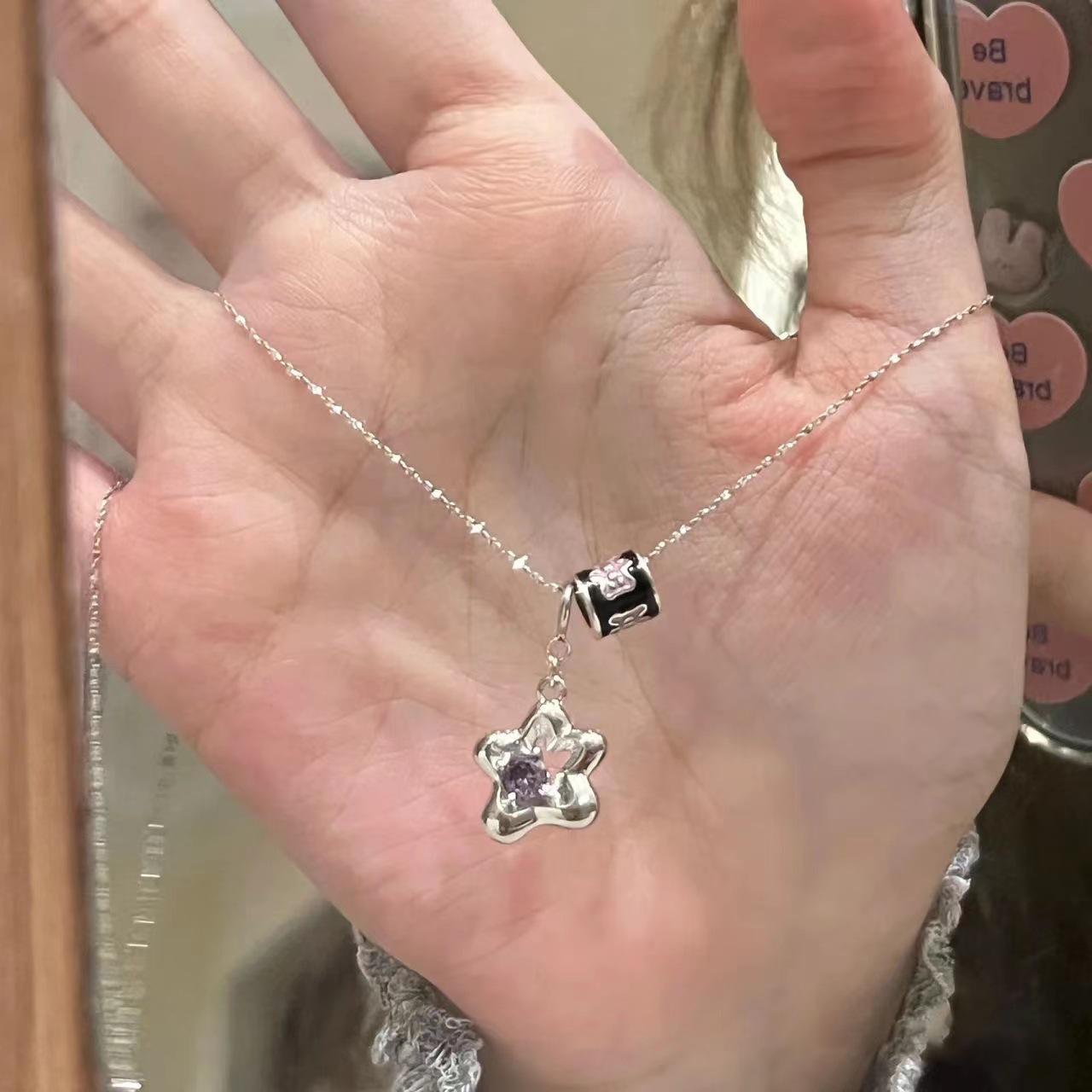 

Sweet cool flower bear necklace female high sense versatile light luxury niche star small waist Internet celebrity collarbone chain