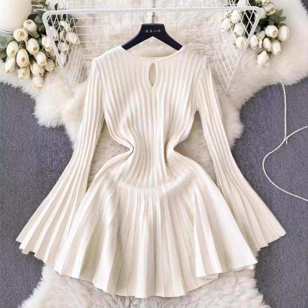 Hepburn-Style Knitted Sweater Dress for Women: Elegant French Waist Short Skirt for Autumn and Winter.
