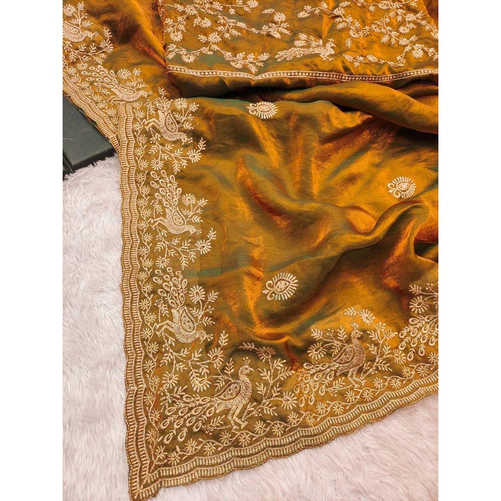 Wunderschöner Sari ist elegant mit schwerem Fandy Satinseiden-Sari dekoriert