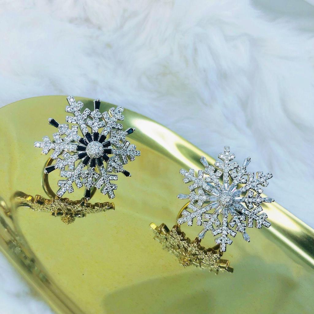 Exquisite Women's Snowflake Ring: Light Luxury Christmas Gift