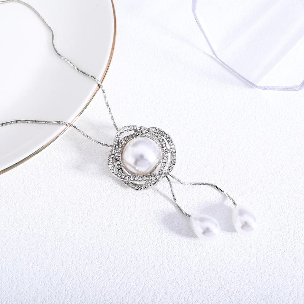 Elegant Long Chain Sweater Necklace: Autumn/Winter Chic Pendant for Women