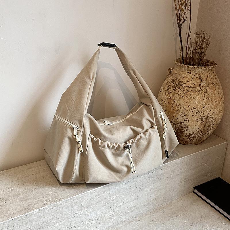 Large capacity nylon cloth pleated bag women's autumn leisure 2025 new leisure messenger large bag commuter dumpling bag