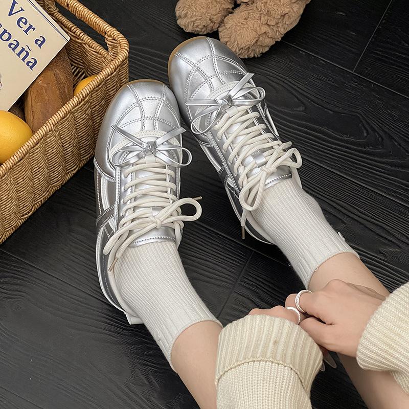 

Серебристые кроссовки на плоской подошве с внутренней высотой, немецкие тренировочные туфли, женская обувь, новинка 2025, весенне-осенняя повседневная спортивная обувь для скейтборда, обувь Форреста Гампа 40 серебряный