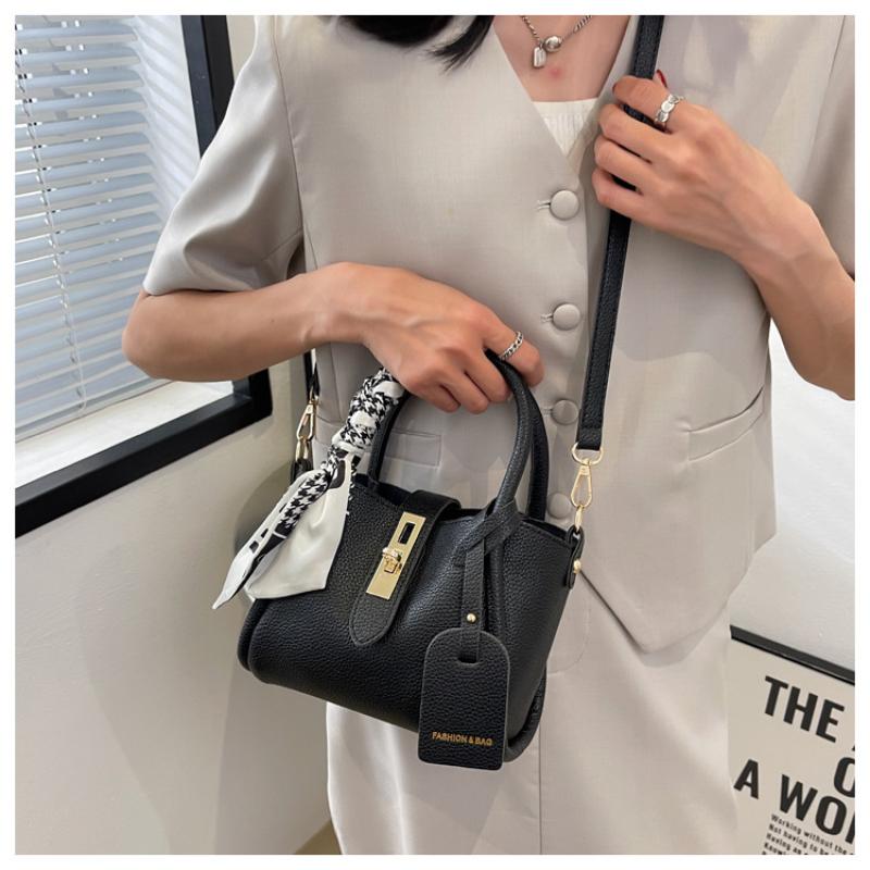 Spring New High Quality Women's Shoulder Bag Trendy Autumn Winter Vegetable Basket Ladies Small Fragrance Crossbody Bag Fashion Buckle Bucket Bag