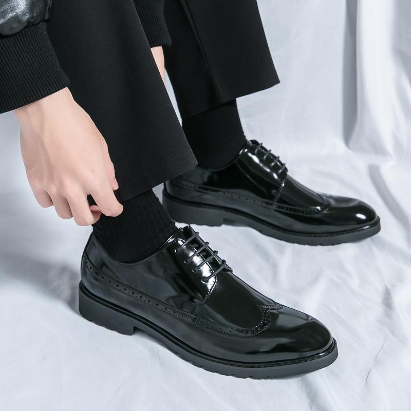 

2024 новые лакированные деловые туфли из кожи для мужчин, профессиональная мода, дышащие мужские яркие кожаные модные свадебные туфли 38