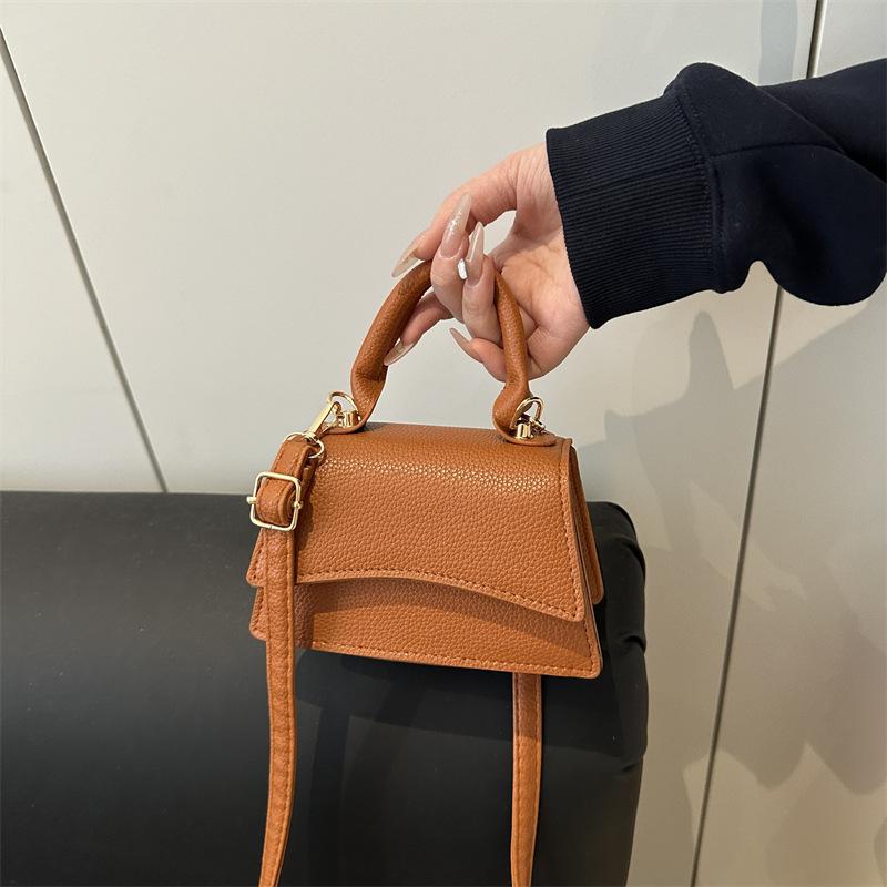 

Тренд личности новая мода маленькая квадратная сумка женская для работы простая для отдыха высокая текстура темперамент изысканная сумка-мессенджер коричневый