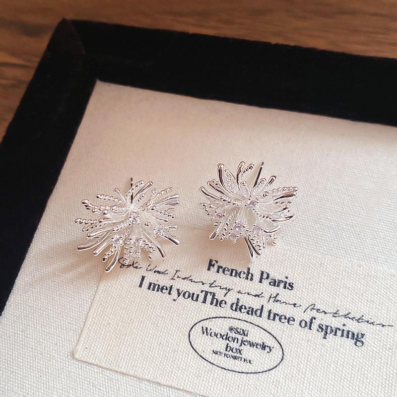 

Серебряные серьги с кубическим цирконием, дизайн «Фейерверк», геометрические минималистичные пусеты, легкие, гипоаллергенные, элегантные украшения холодного тона для женщин 1 pair серебряный