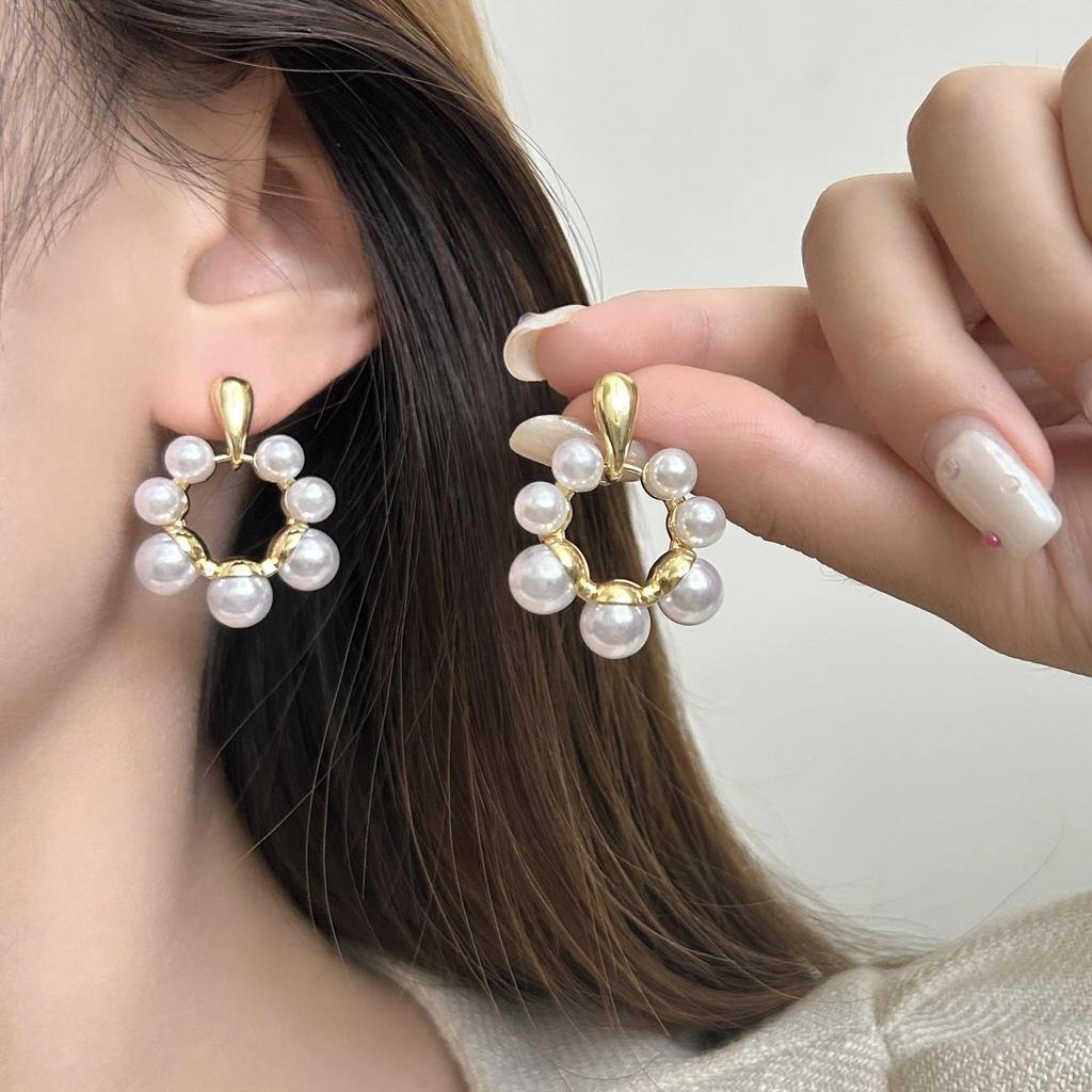 Gold Geometric French Retro Pearl Earrings: Fashionable, Versatile, and Luxurious for Women
