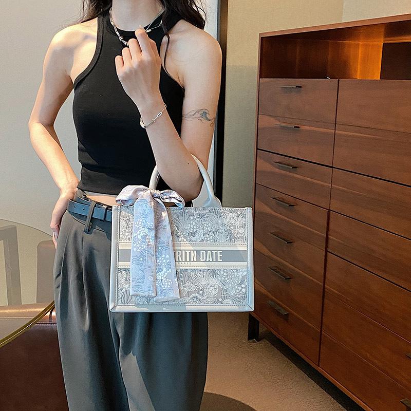 

Сумка подмышку женская большой вместимости 2025 новая летняя универсальная сумка через плечо текстурная портативная классная сумка-тоут для поездок