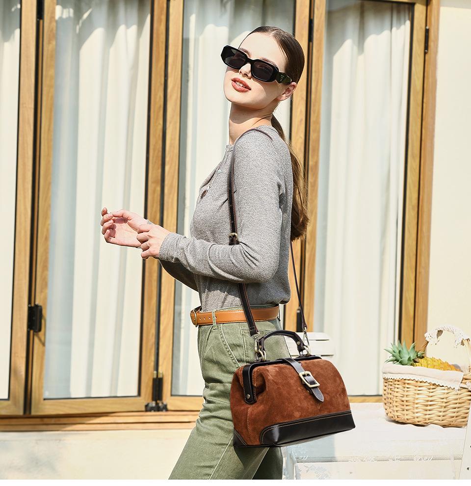 Damen Handtasche aus Wildleder und Rindsleder mit mehreren Fächern und Metallschnalle zum Tragen über einer Schulter oder als Crossbody Tasche