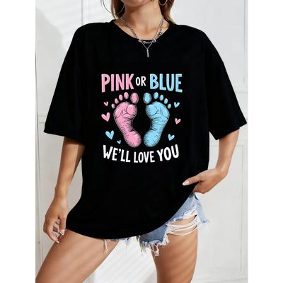 Weißes Oversized T-Shirt mit rosa und blauen Babyfußabdrücken und Text Pink or Blue Well Love You Für Gender Reveal Party und Schwangerschaftsankündigung