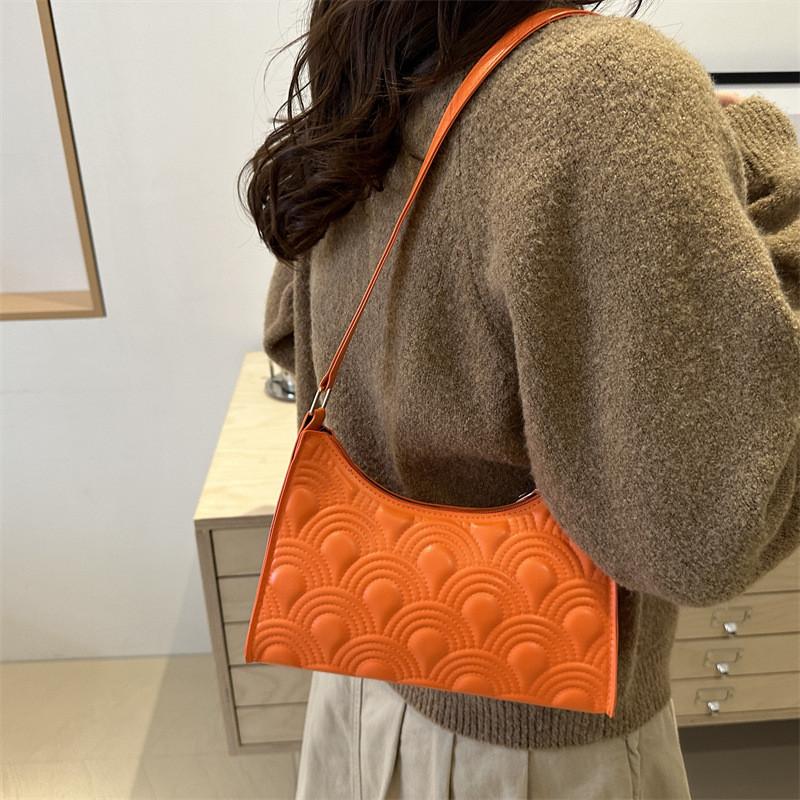 Stylish Versatile Crescent Bag Soft Pu Material With Convenient Zipper Closure For Everyday Fashion