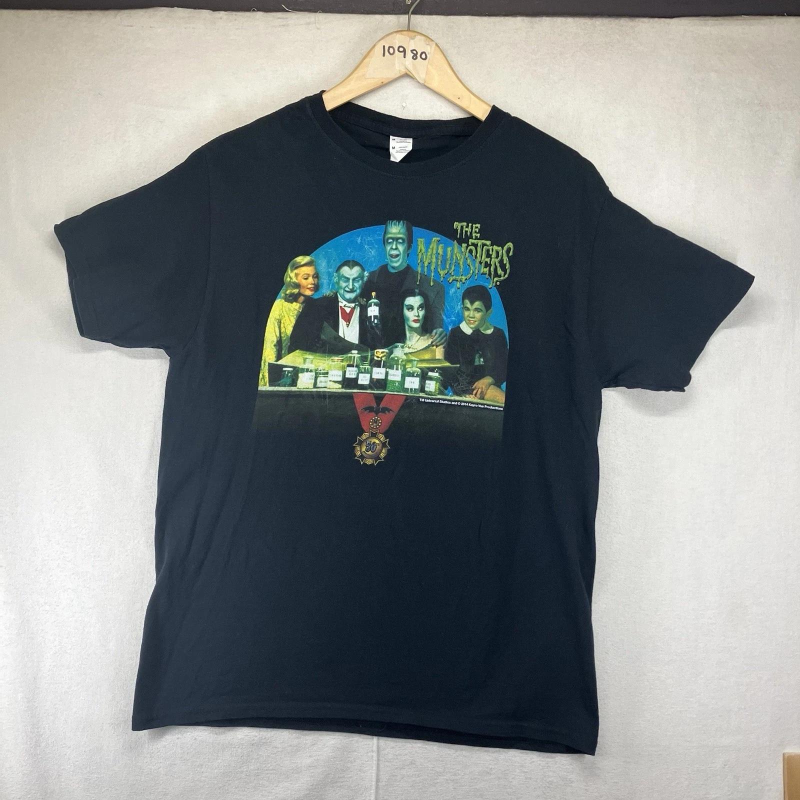 The Munsters 2015 T-Shirt Medium Universal Studios Herman Eddie Grandpa Lily EUC M