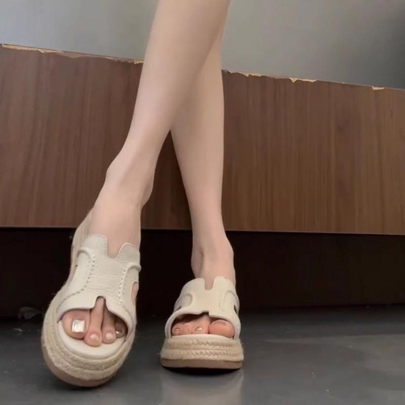 Thick-soled slope heel heightens and cools slippers for women's summer wear, new with skirt, high-heeled one-word beach sandals