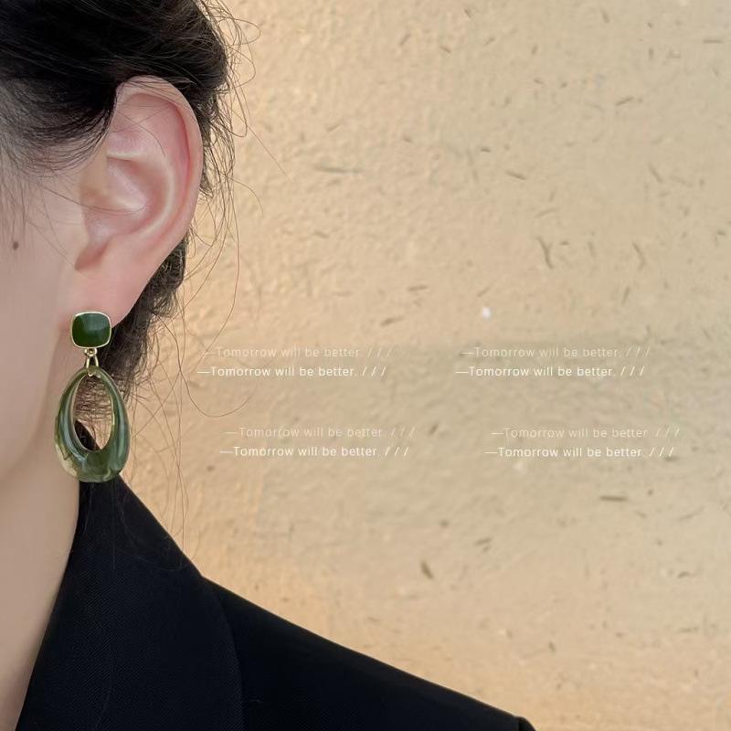 Design Sense Matcha Green Earrings Hong Kong Style Retro Court Style Temperament Stud Earrings Light Luxury High Sense Geometric Oval Earrings