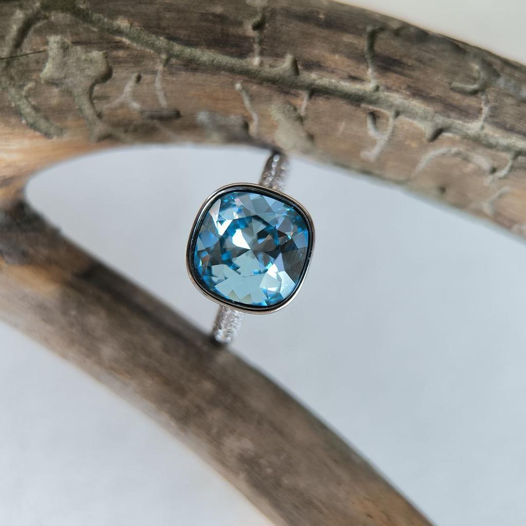 Серебряное кольцо с фианитами, вес изделия 4,38 гр (2186342)