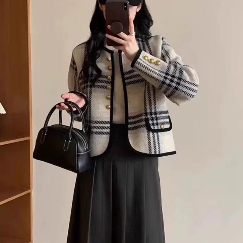 

Европейская станция Xiaoxiangfeng вязаный клетчатый кардиган куртка женская одежда 2025 осень новый ретро контрастный цвет зарубежный стиль топ one size fits all тёмно-синий