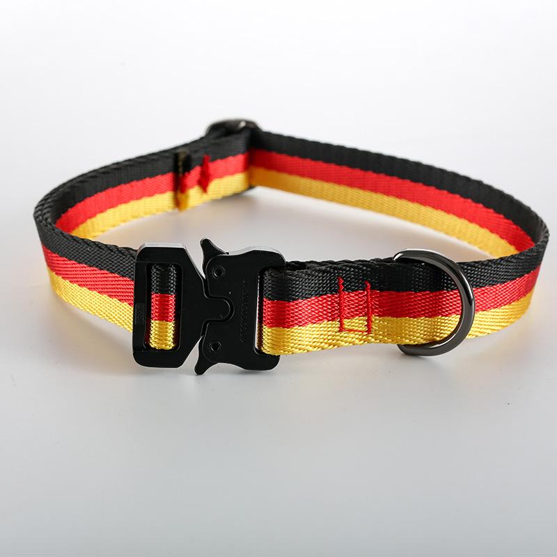 

Триколірний Червоний Нейлоновий Нашийник Кобра для Собаки Маленький Собака Середній та Великий Собака Нашийник Захист Шиї large (40-65CM)