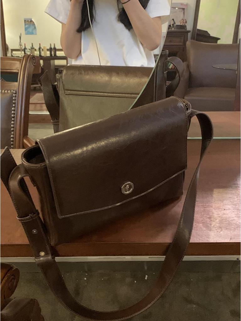 Women's Autumn/Winter 2022 Retro Large Capacity Crossbody Bag for Commute or Student Use