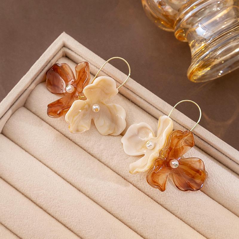 Y2K Retro Hongkong Blume Perle Tropfenohrringe: Verlaufendes Blütenblattdesign für Frauen
