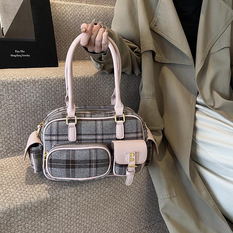 

Premium texture bowling bag women s 2025 autumn and winter new trendy Boston handbag versatile commuter messenger bag розовый