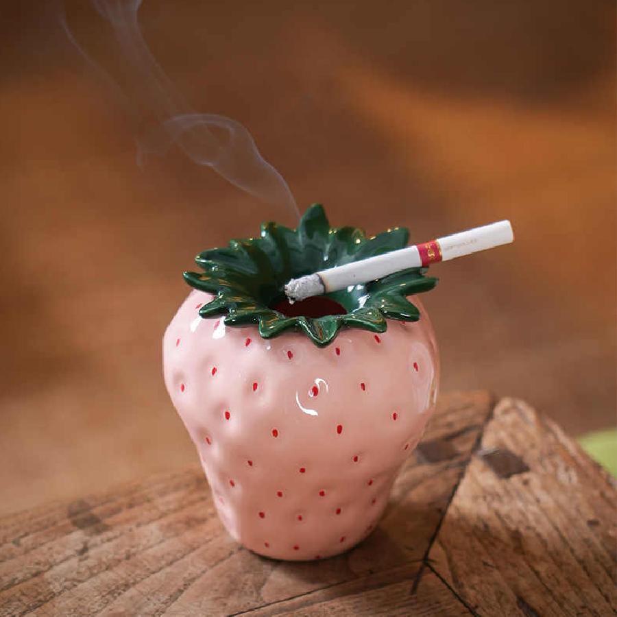 Strawberry ceramic ashtray ornament, creative and fashionable fruit with lid, windproof and fly proof