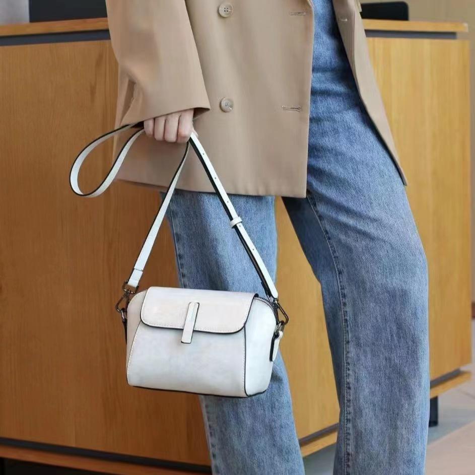 Bolsa Transversal Retro Feminina em Couro Genuíno - Elegante, Versátil, Pequena Bolsa de Couro para Ombro para o Dia a Dia.