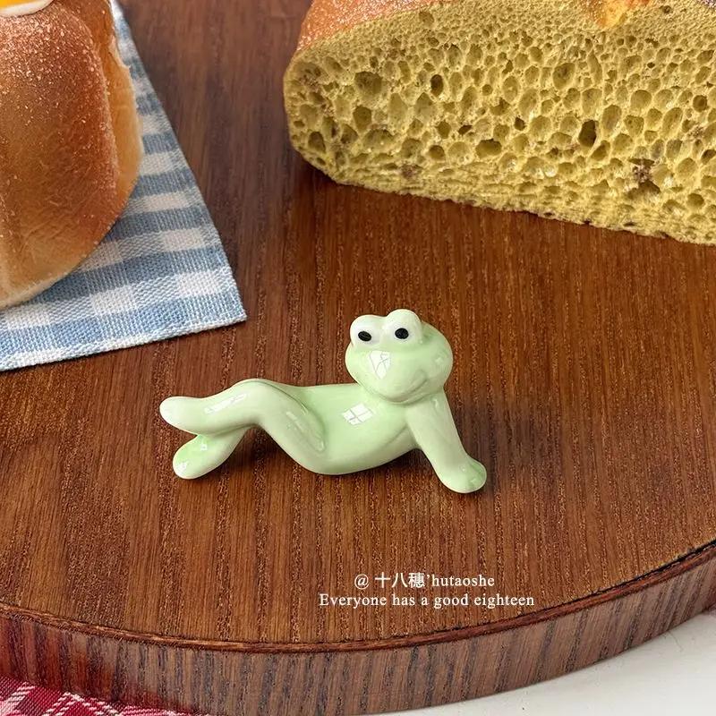 Creative Ceramic Funny Frog Chopstick Holder Cutlery Stand Spoon Fork Rest Tableware Restaurant Utensil Kitchen Tools Home Decor