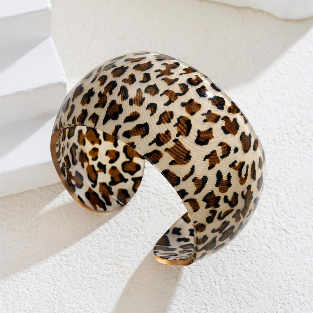 Vintage Exaggerated Leopard Print Resin Cuff Bangles for Women Fashion Sexy Y2K Thick Wide Bracelets Beach Jewelry Gift 2026 New
