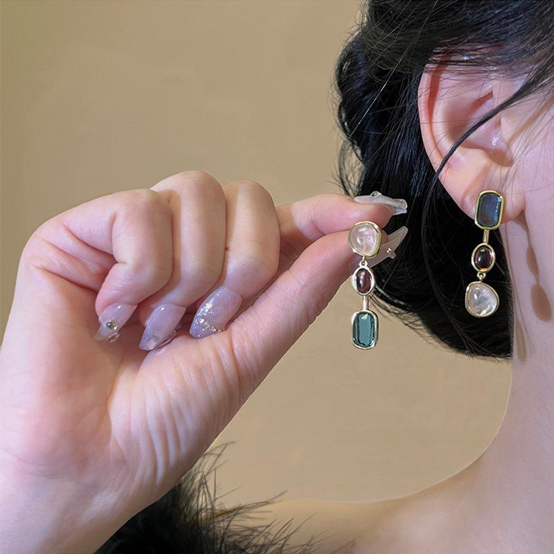 French Retro Asymmetric Cat's Eye Stone Earrings with S925 Silver Needle - Light Luxury Style