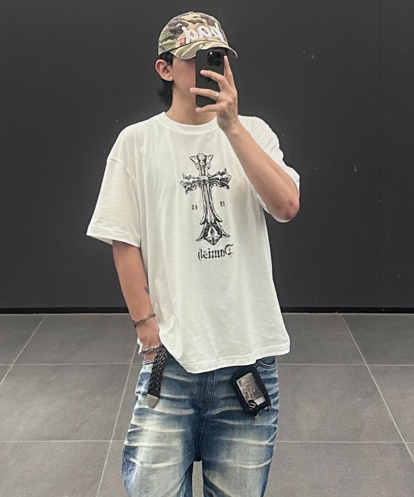 Damiswi Vintage Cracked Cross Graphic T-Shirt_White