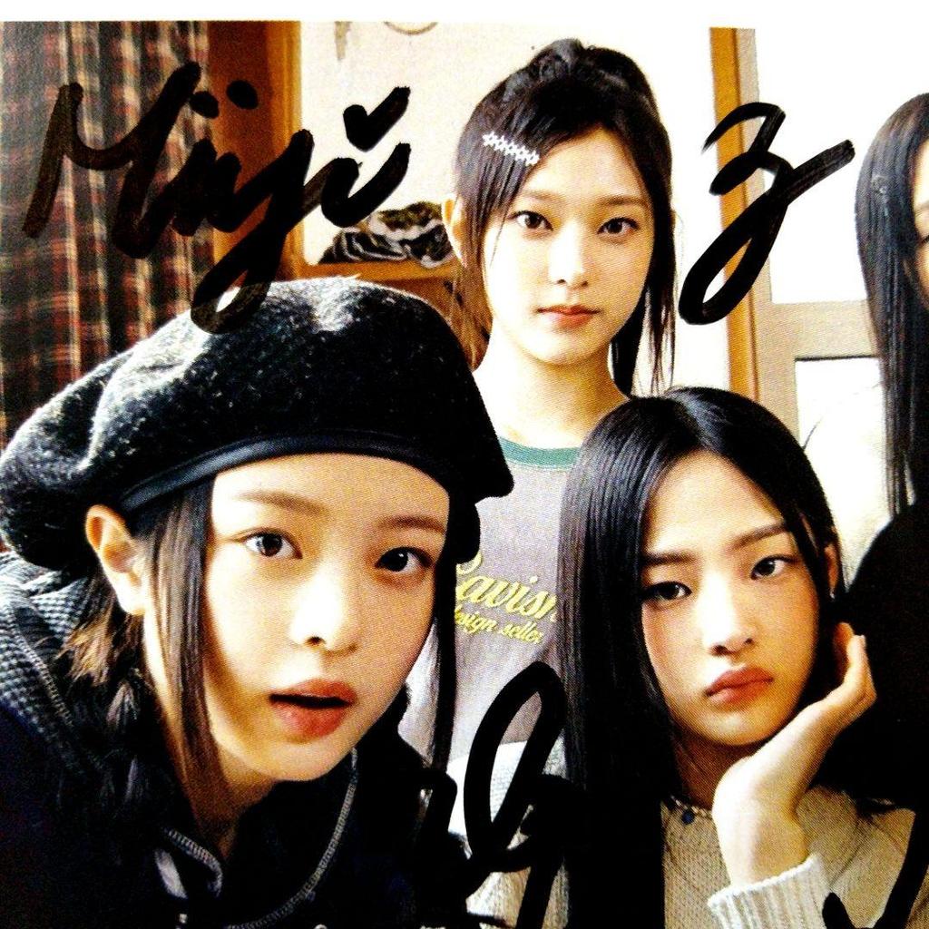 [USED] On sale...New Jeans autographed official card photo...