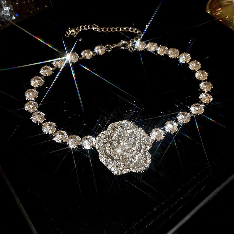 Minimalistisches Silbernadel Diamantbesetztes Blume Quasten Schmuckset - Halskette & Ohrringe