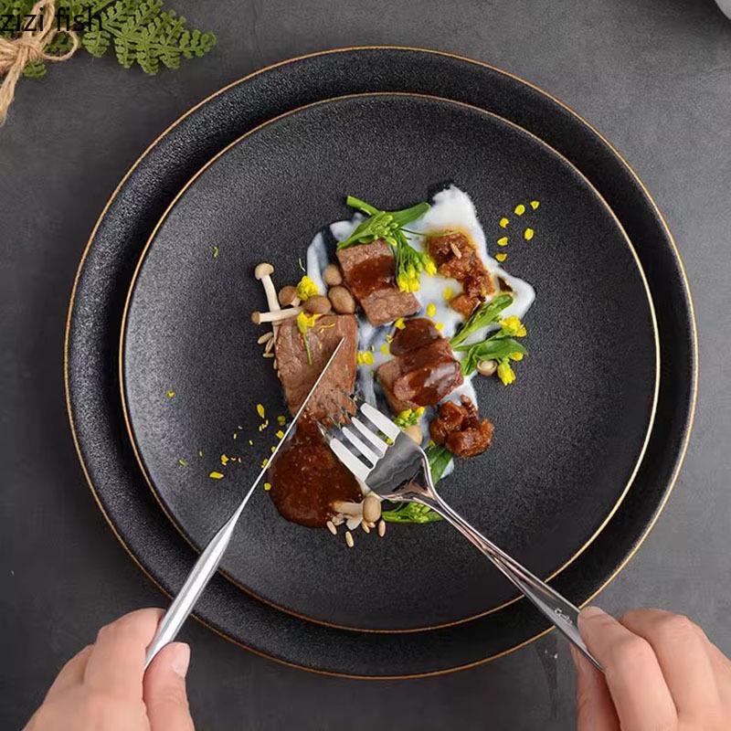 Keramický plochý talíř se zlatým okrajem, restaurace, dezertní talíř, steakový talíř, těstoviny, talíře, molekulární kuchyně, speciální nádobí