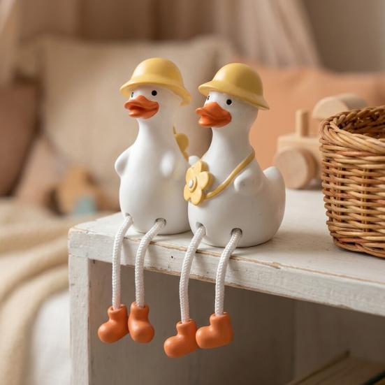 2 Stück Regal-Sitzer mit baumelnden Beinen, Kleine Harz-Entenfigurine, Niedliche Dekorative Gänse-Statue mit Gelben Hüten für Innen-Heim-Schreibtisch-Tisch-Dekoration