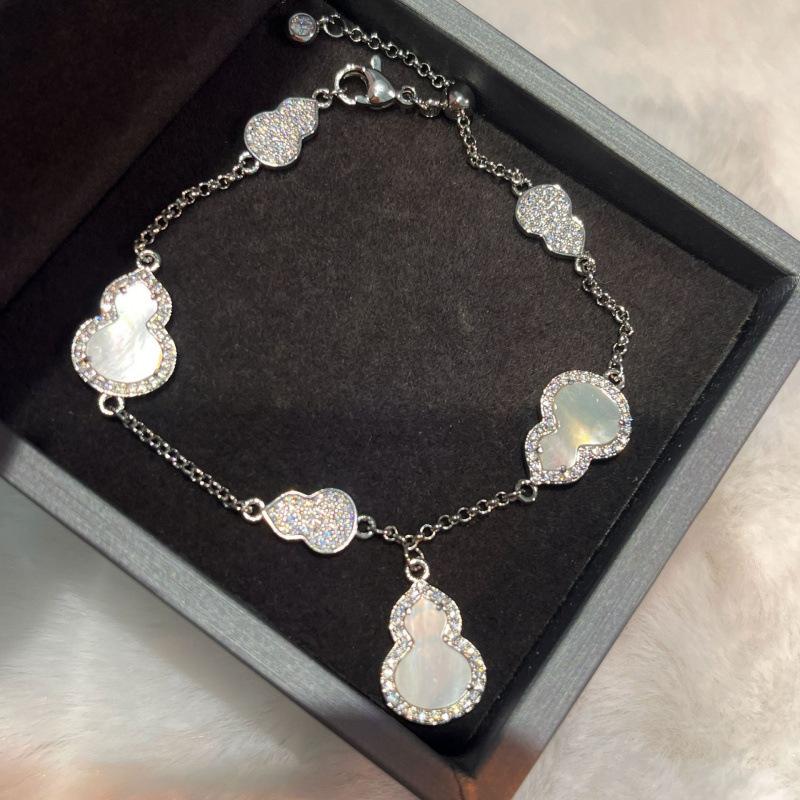 Light Luxury High-End Retro White Fritillary Powder Shell Gourd Bracelet Niche Design Temperament Stacking Wearing Jewelry