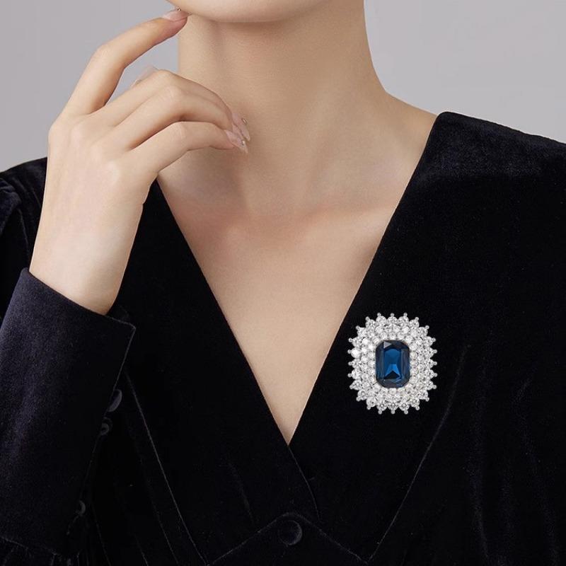 Retro Square Brooch, High-end Feminine Charm, Simple Crystal Corsage, and Niche Design Sense Brooch