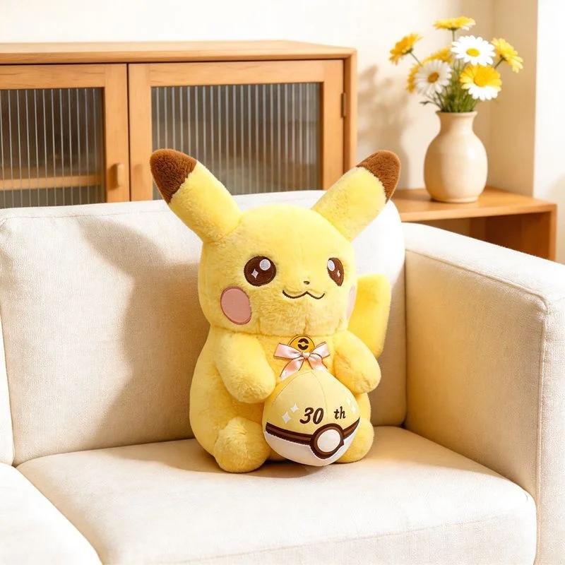 Soft Fluffy Anniversary Pikachu Stuffed Doll Holding Poke Ball Bow Design 3550Cm Anime Plush Toy For Sofa Ornament Fans Gift