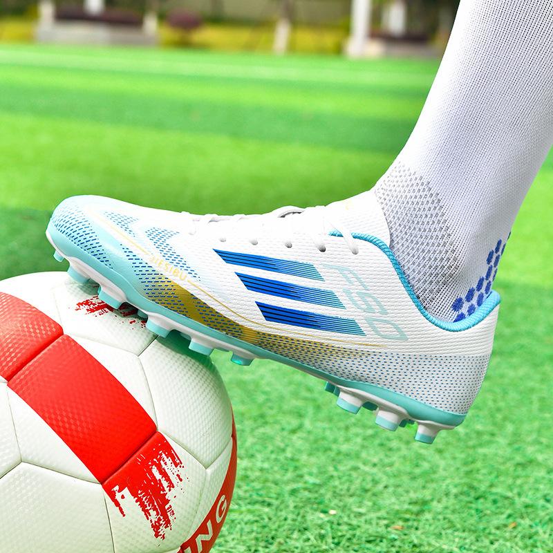 Jauni futbola apavi gari salauzti nagiem