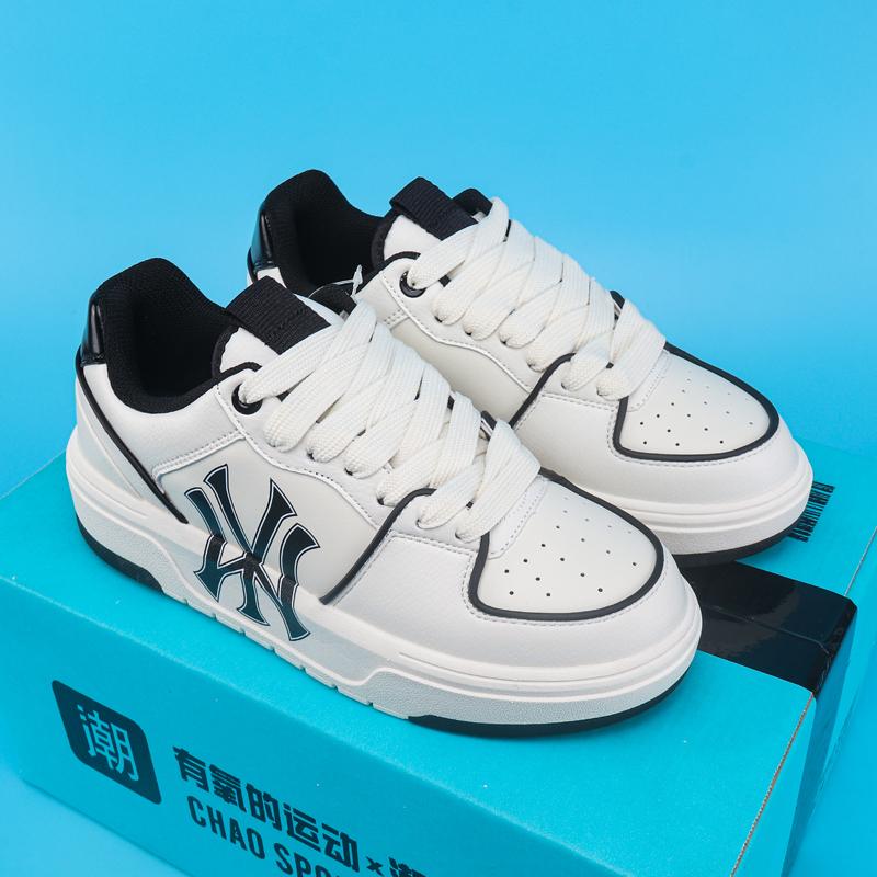 

Step into Style: The Essential Couple s Flat Sneakers for Spring and Autumn 45