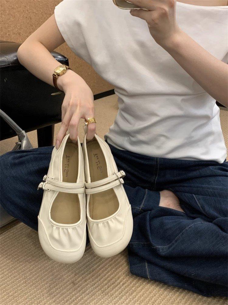 

Super soft flat bottom shallow mouth Mary Jane shoes women s 2025 summer new retro one-word buckle with pleated ballet dancing shoes 40