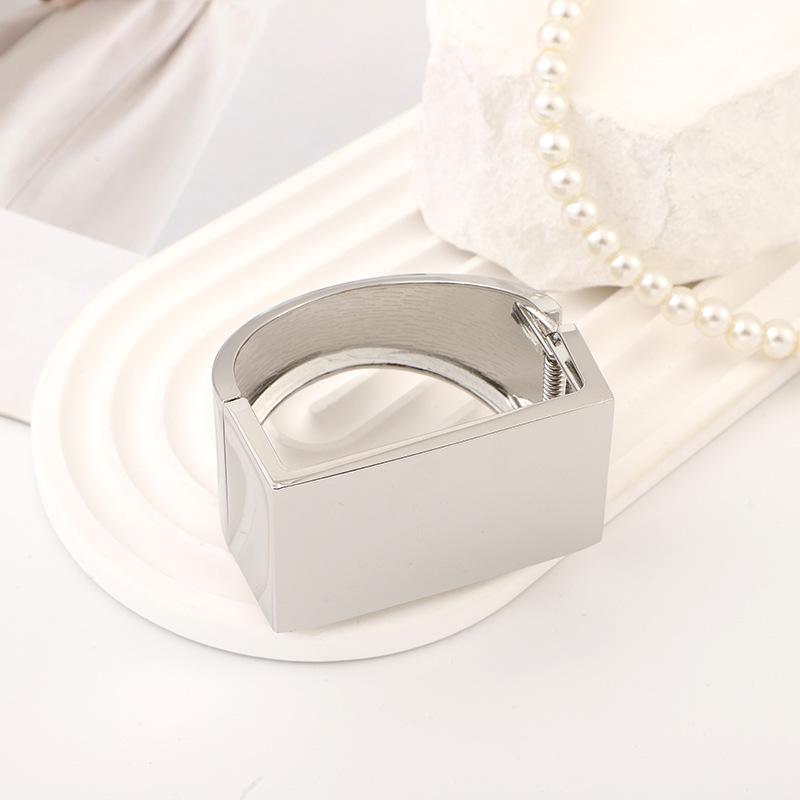 Trendy Minimalist Geometric Punk Bracelet: Bold, Glossy Rectangular Design