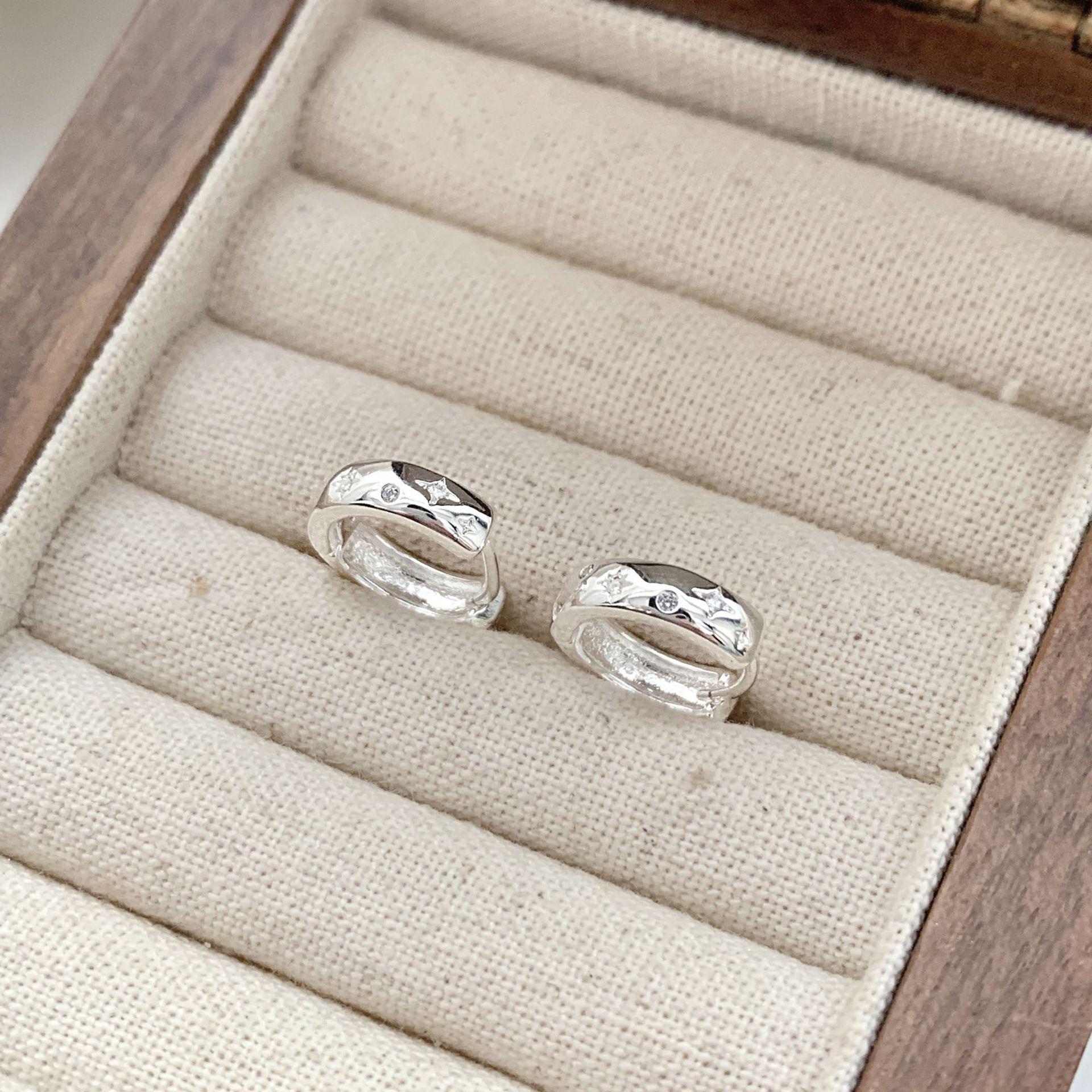 Универсальные маленькие серьги-кольца и каффы со звездочками: Модные, Свежие Серьги в Instagram-Стиле для Женщин